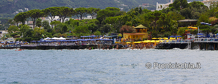 Lo spirito popolare delle spiagge di Ischia Porto